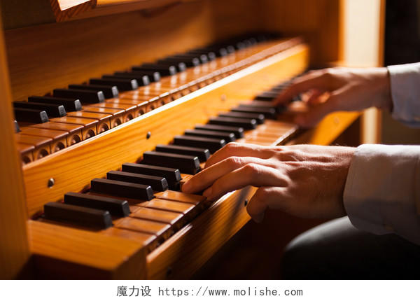 一个人演奏教堂的钢琴的细节